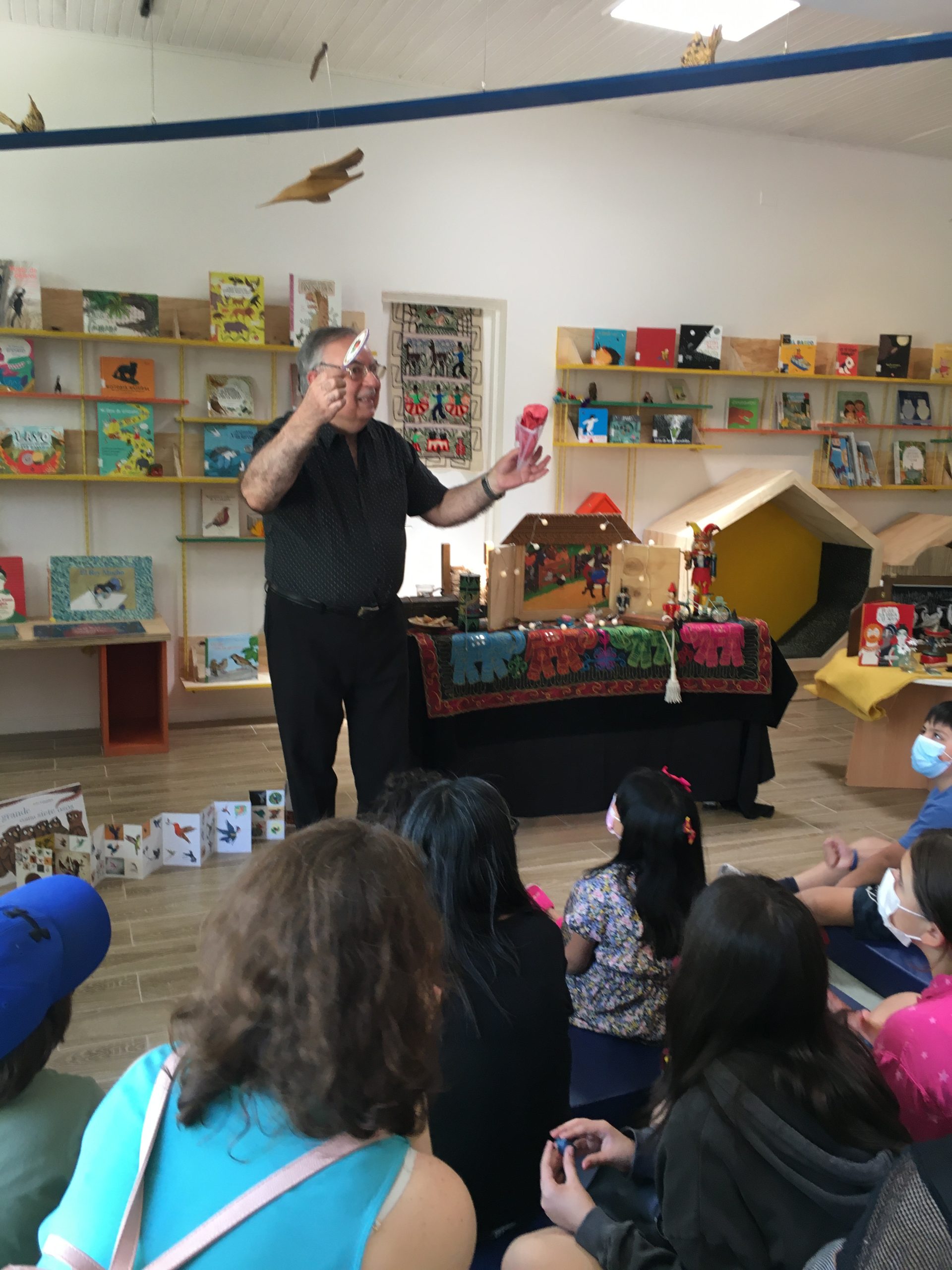 Manuel Peña Muñoz recibió el “Premio Artista Trayectoria 2023: Libros y ...